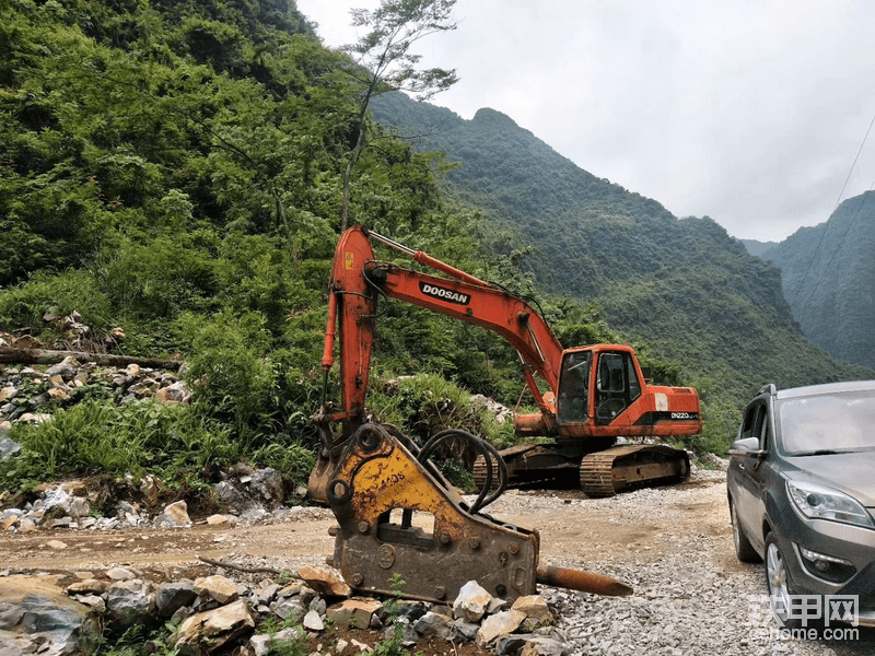 剛過年開工，專業(yè)頂班開的斗山，搞山路，因?yàn)橄掠甓?，很少干活，爆釬都生銹了！是今年開年愛人，不能忘……