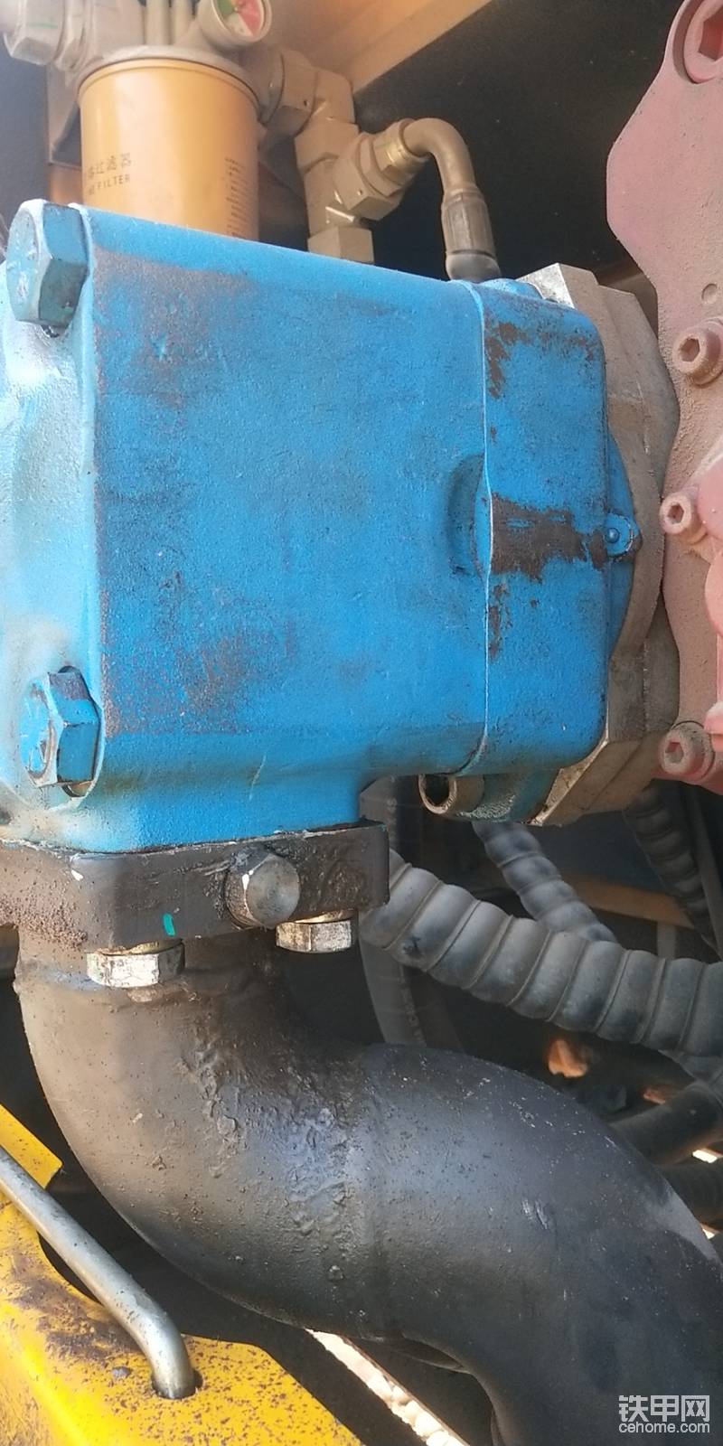 服务人员更换了蓝色油泵后的图片。