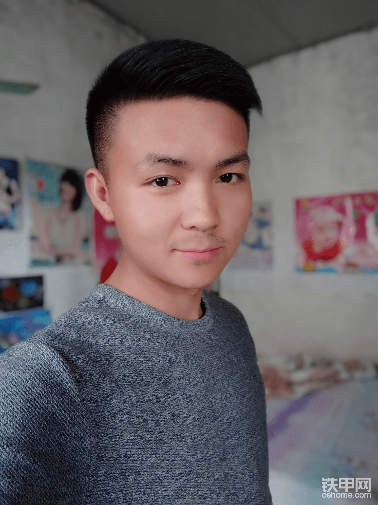 以前多么青澀的自己，現(xiàn)在照照鏡子看自己，自己都快不認(rèn)識(shí)自己了<img class="smiley" src="/img/smiley/new/tiejia1.gif">