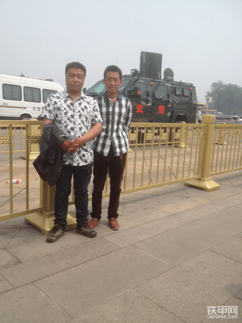 这是前几年和我的徒弟在五一劳动节时在北京的照片
