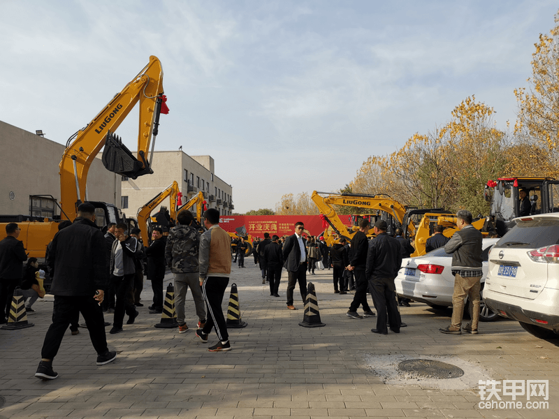 在北京北汽采育国际中心，六大类12台设备展出，来自京津冀地区的客户前来看车