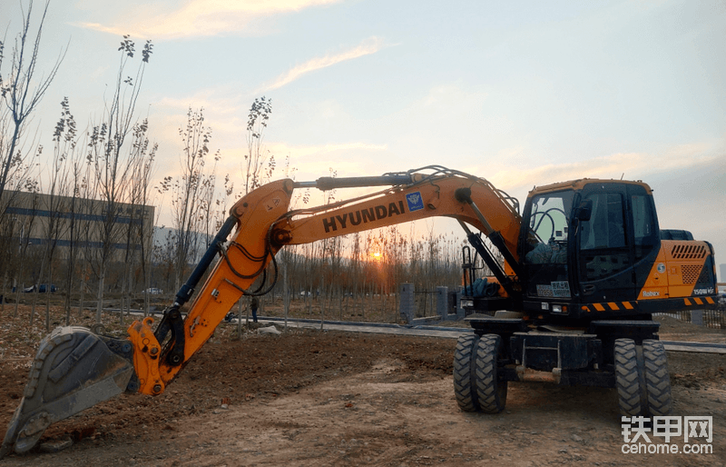 既然拍照怎么能少了夕陽(yáng)鐵甲車(chē)標(biāo)挖機(jī)。這里工作就是搞綠化修路，具體怎么搞就不說(shuō)了，反正大家都會(huì)。