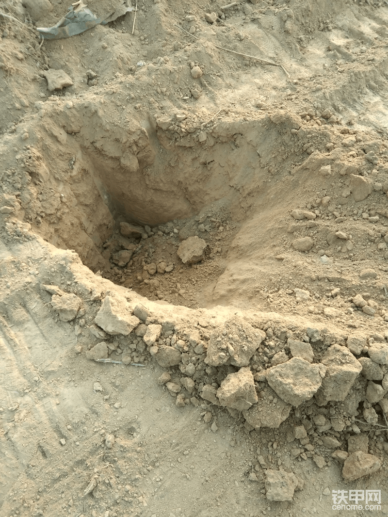 场地搞好，挖点桩坑，这坑让我挖的真难看，坑不大要求挺高。都给挖大了，哎……
