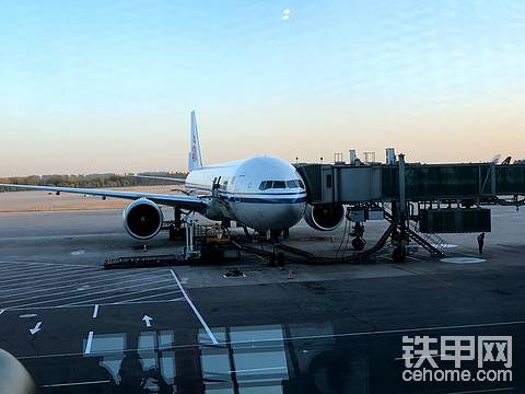 坐上前往日本的飛機，大家不要著急，從北京到日本不到3個小時就到了，北京時間11月11日下午5點20日起飛。