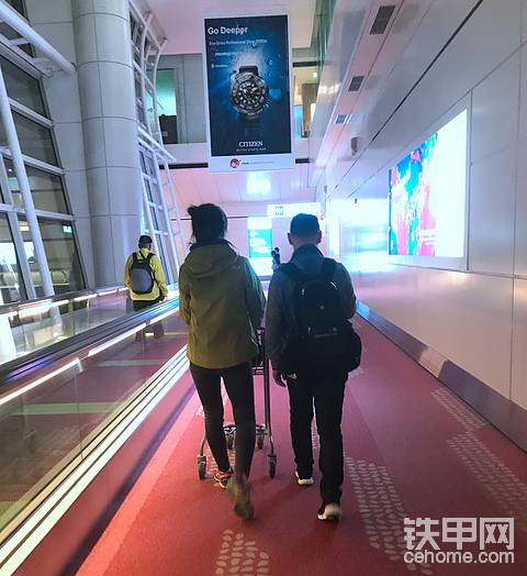 有的時候背影也是一種美，左邊就是大家比較熟悉的鐵甲女神，這次當然少不了。