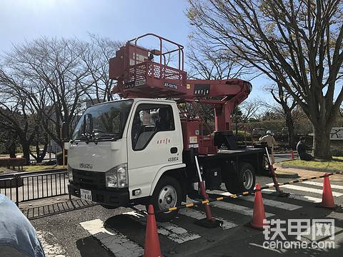 偶遇五十鈴底盤的高空作業(yè)車