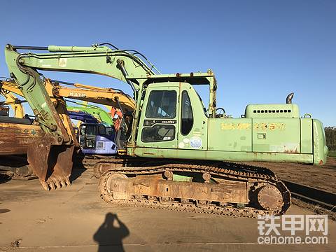 和國內(nèi)的二手機挖掘機不一樣，在日本我們也能看到很多特色涂裝的挖掘機，比如綠色、紫羅蘭的小松，在挖掘機叢中成為一道亮麗的風景。