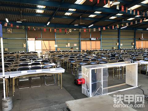 這就是日本拍賣會的競拍區(qū)，明天買家就是坐在這里出價。