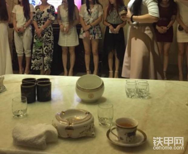 这个店不错先坐下来喝杯茶吧
就是还没到饭点
不知道
大厨都来上班了没有