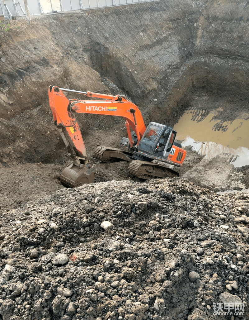把坑底的料清的差不多，挖机爬出来装车，并在旁边围挡一个小坑，用泵把积水排出。