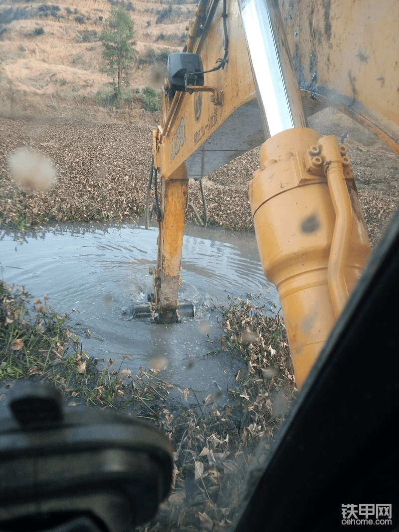 這個(gè)水還挺深，挖機(jī)在最上游，放水半個(gè)月了還沒(méi)放完水庫(kù)挺大的水葫蘆長(zhǎng)滿了，估計(jì)要兩個(gè)月來(lái)搞吧，還要做堤壩下十米高四米最上面要3米寬土方量很大的，要做三次才能完工。