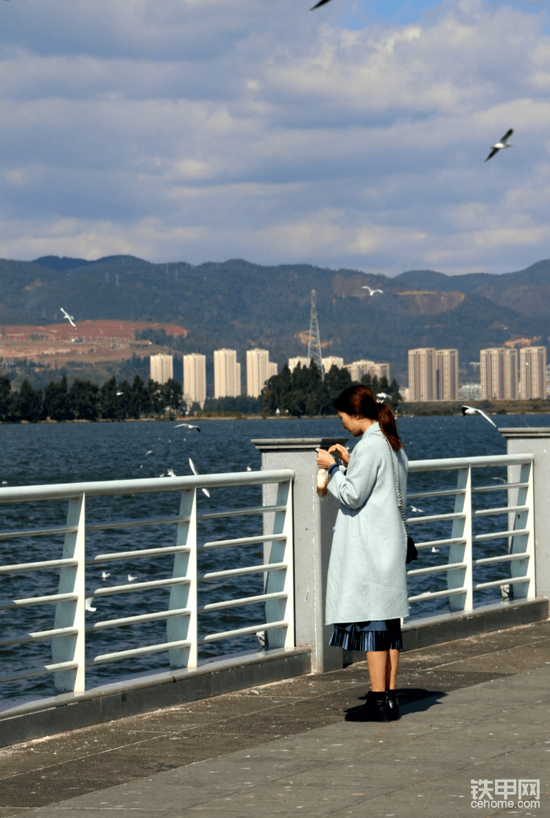 先給大家發(fā)個福利提提神緩解一下長時間看手機(jī)眼花，美女氣質(zhì)身材都不錯，<img class="smiley" src="/img/smiley/new/tiejia8.gif">居然光著腿，我穿著羽絨服。在新疆穿羽絨服是對冬天起碼的尊重。鄙人文化水平有限，有時候看見美女也只能臥槽好美。