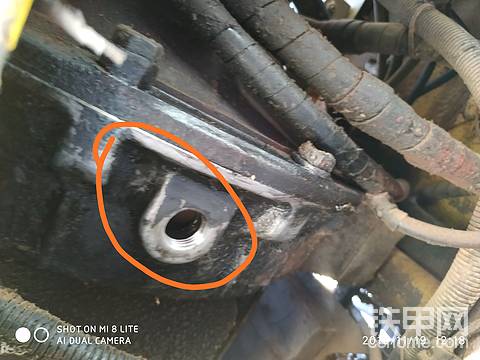 小松60-7挖機(jī)液壓泵喇叭口與發(fā)動機(jī)鏈接處