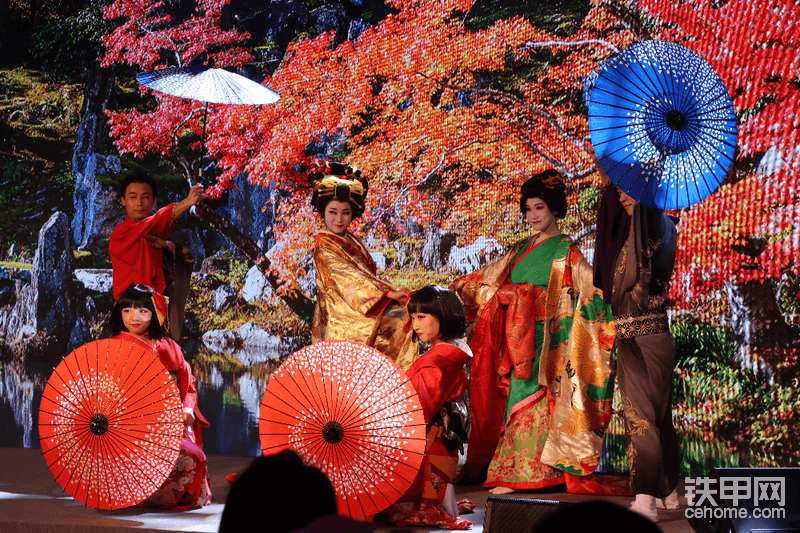 主办方卡特彼勒还为本次晚宴准备了日本传统的民族舞蹈。