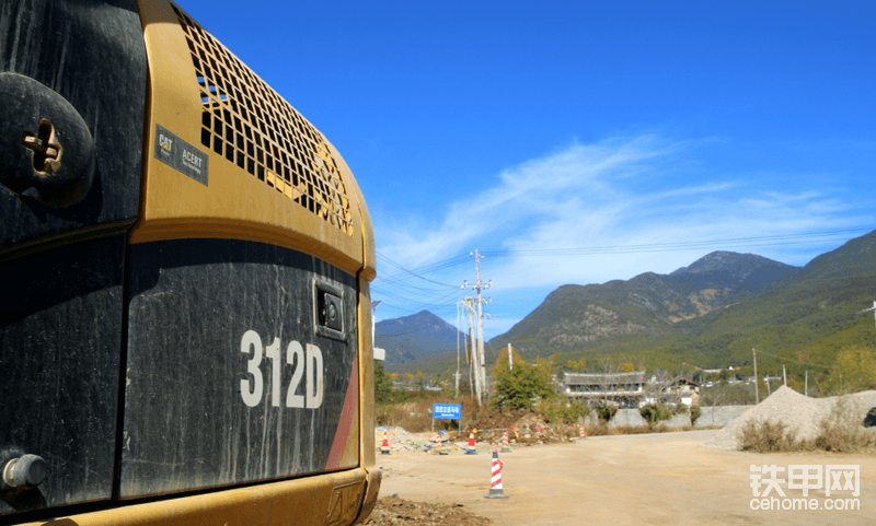 卡特312是污水管網(wǎng)施工車，去的時(shí)候看見(jiàn)在路上挖溝裝車，也沒(méi)有圍擋，旁邊來(lái)來(lái)回回的車輛看著挺危險(xiǎn)的。