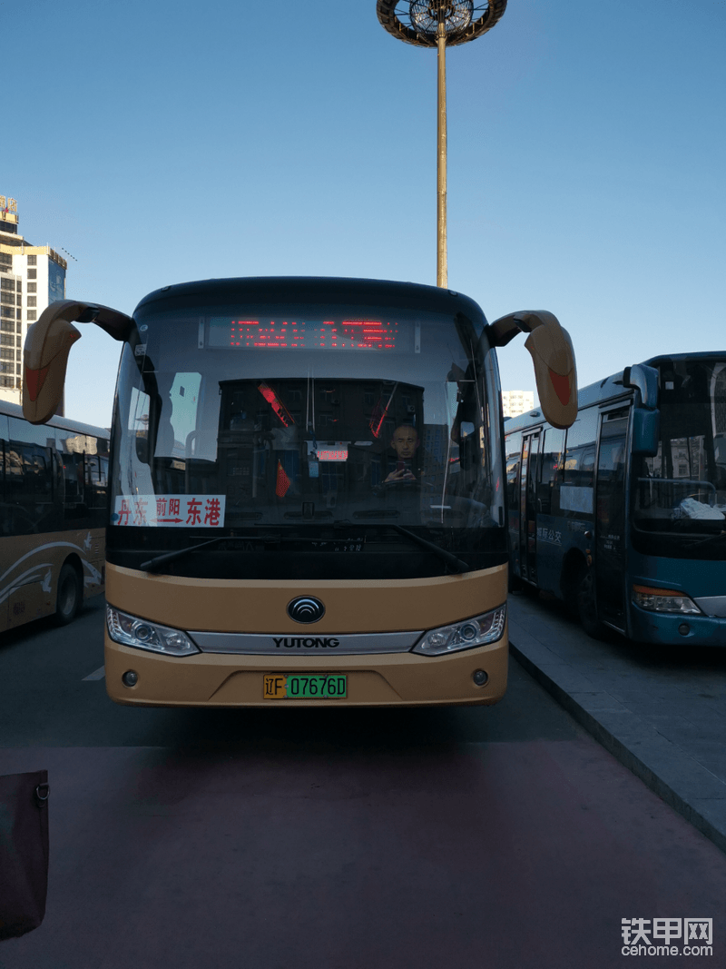 工地在東港市，坐上一路順的888班車，7塊錢的票還是跟人家烤冷面的大姐人肉取款的……話不多說，咱到工地再更新帖子