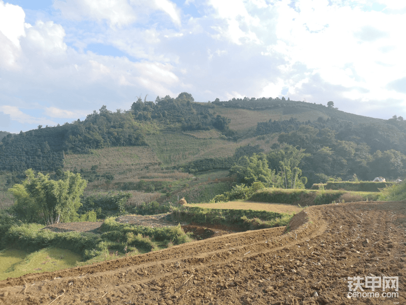 一個(gè)山頭一個(gè)山頭干。做這個(gè)活要有經(jīng)驗(yàn)，規(guī)劃好挖掘機(jī)進(jìn)出路徑。工作時(shí)間不怠工，也不要停機(jī)器，駕駛員做好自己的事情，因?yàn)樵O(shè)備太多，施工員不夠，不會(huì)時(shí)刻盯著你。