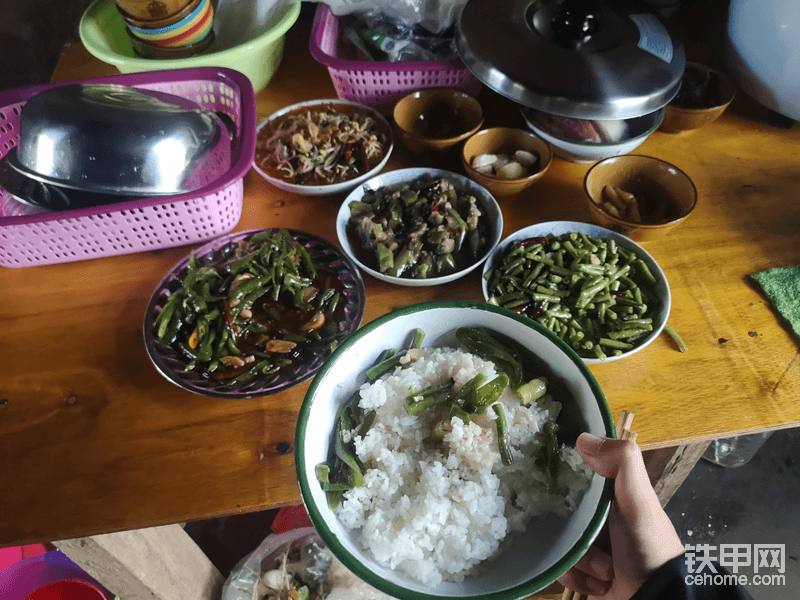 做饭阿姨也是当地的，伙食还可以