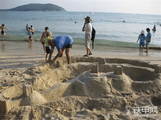 我们一起深圳大梅沙海边看沙雕