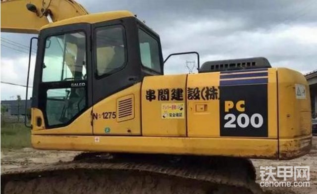島國出品的小松鎮(zhèn)樓！各位甲友給點建議！

目前有兩臺小松200，一臺自己開 另外一臺雇了個師傅（一個月8000塊）

現(xiàn)在師傅那臺車要進工地干活，對方報價是包月4W 自己加油 工地管吃不管??！

跟工地那邊聊了一哈，對方表示每天的工作時間在8-12個小時左右！

甲友們 我是按照小時結(jié)算合適 還是包月價格走合適？如果是0按照小時結(jié)算的話，在對賬的時候會不會有扯皮的情況出現(xiàn)？