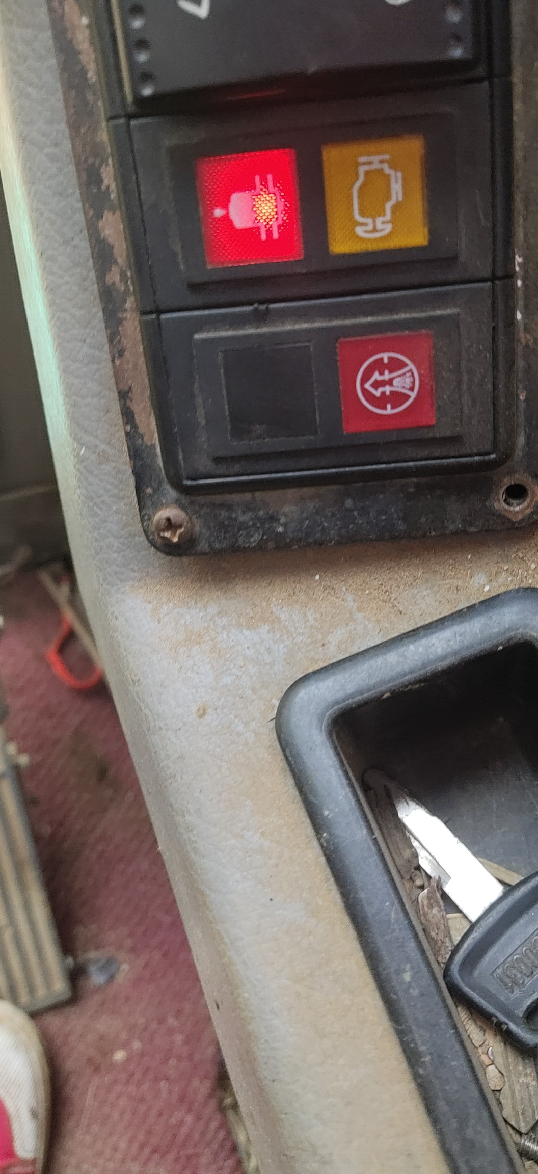 新源轮式挖掘机这个红色指示灯亮了表示什么意思？
