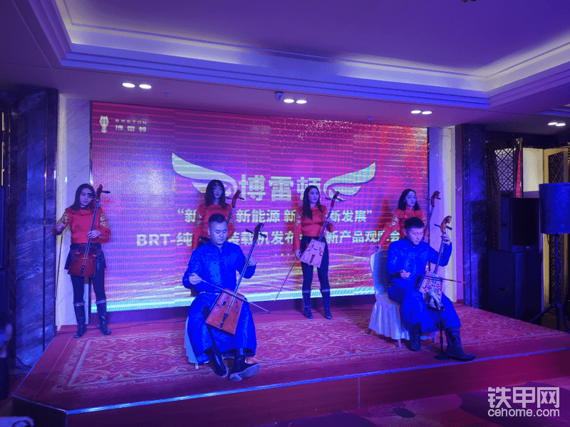 現(xiàn)場(chǎng)馬拉琴表演。