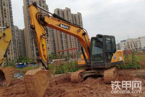 去年50W万买的三一135 今年降了10W。。。