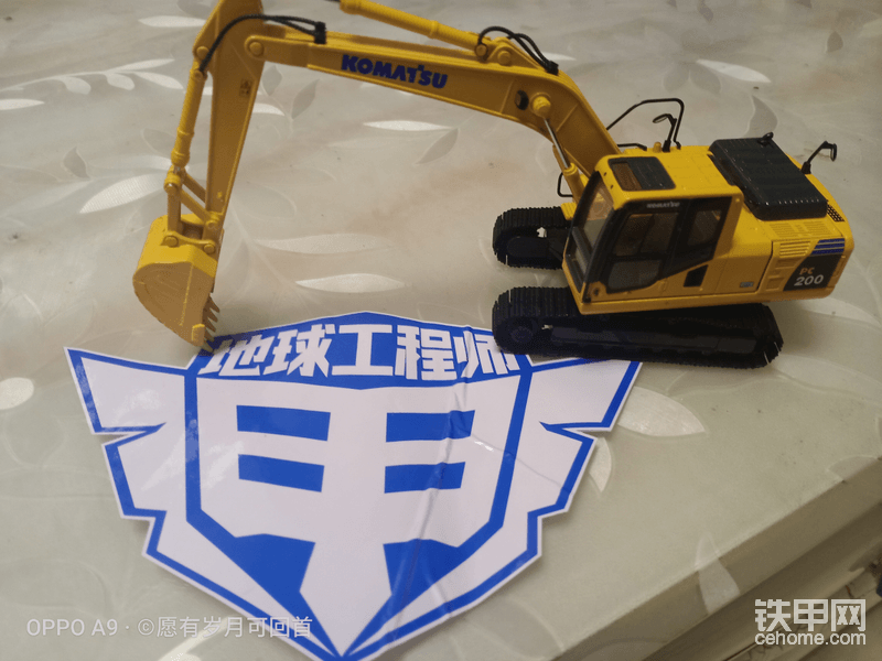 下午沒事自己扣的，準備貼汽車上，小模型是小松活動得的，我兒子的最愛，