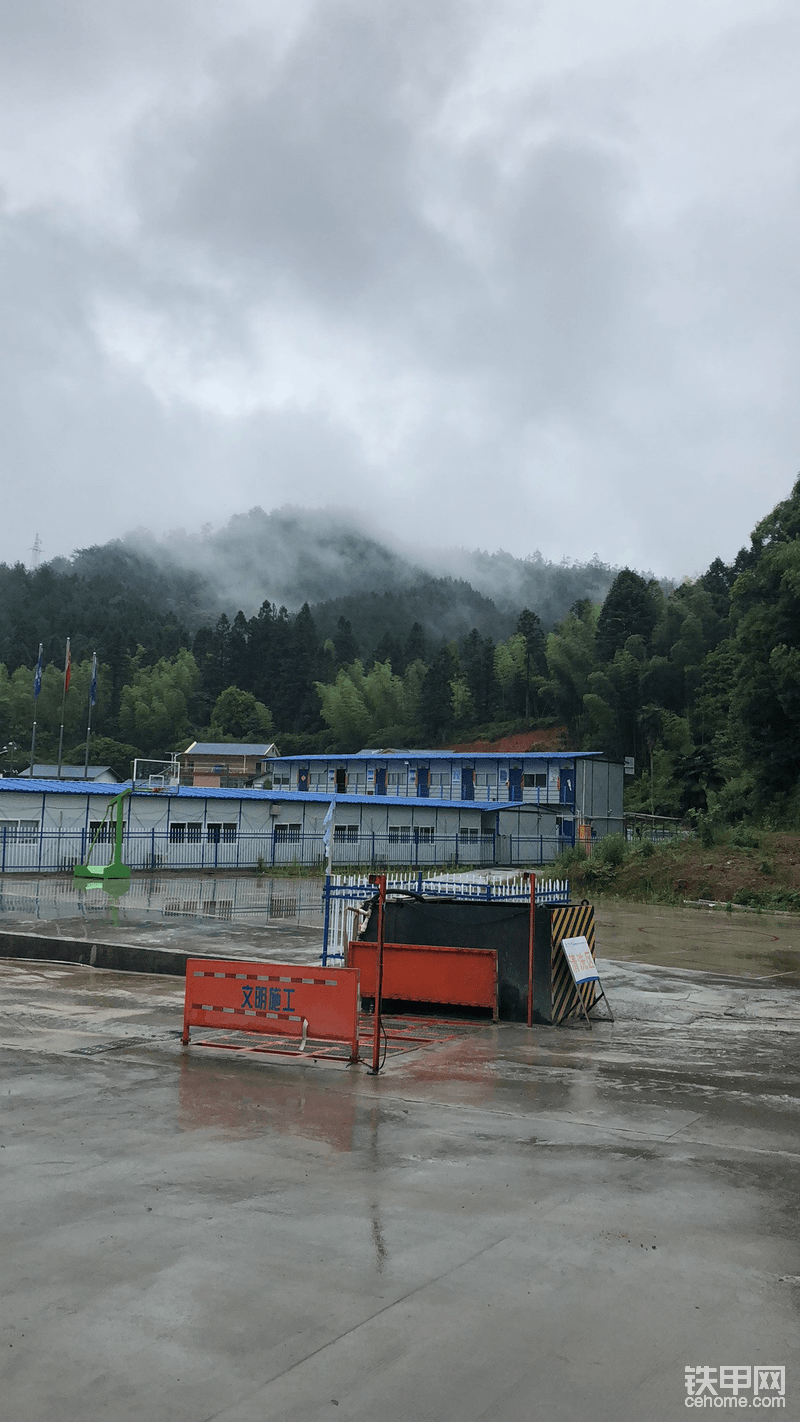 群山圍繞，云霧迷茫