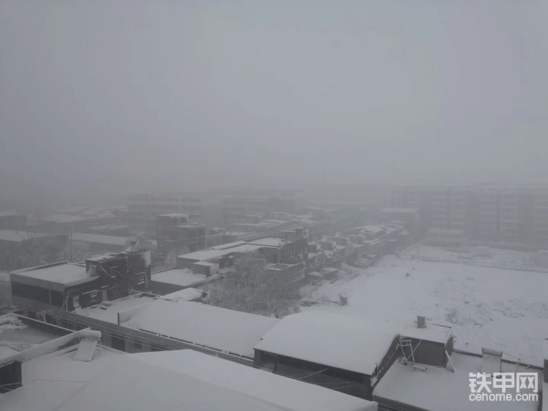 河南省洛阳市仓头镇区，下的雪不小。镇政府，看不清楚，雾真大！