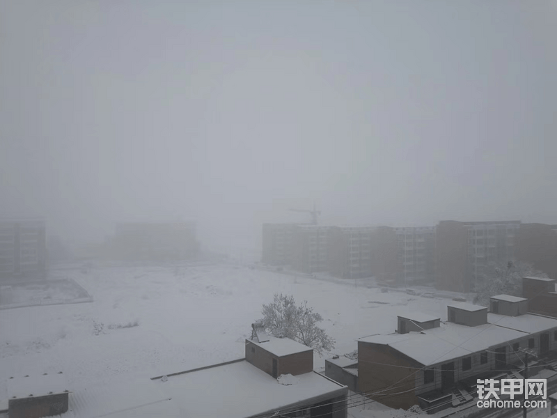 河南省洛阳市仓头镇区，下的雪不小。仓头镇区，毛耀成供销社超市看不清楚。