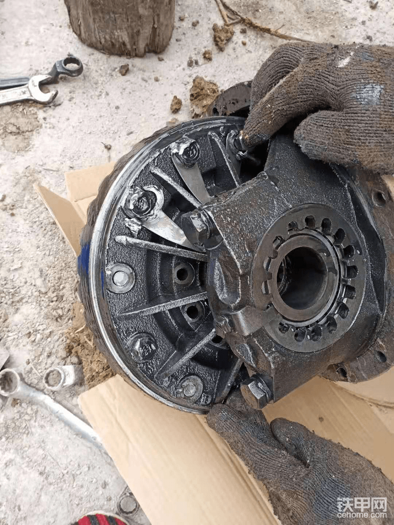 原車上的差速器螺絲全斷掉，盆齒螺絲也斷掉，主要原因就這樣，也是家常便飯