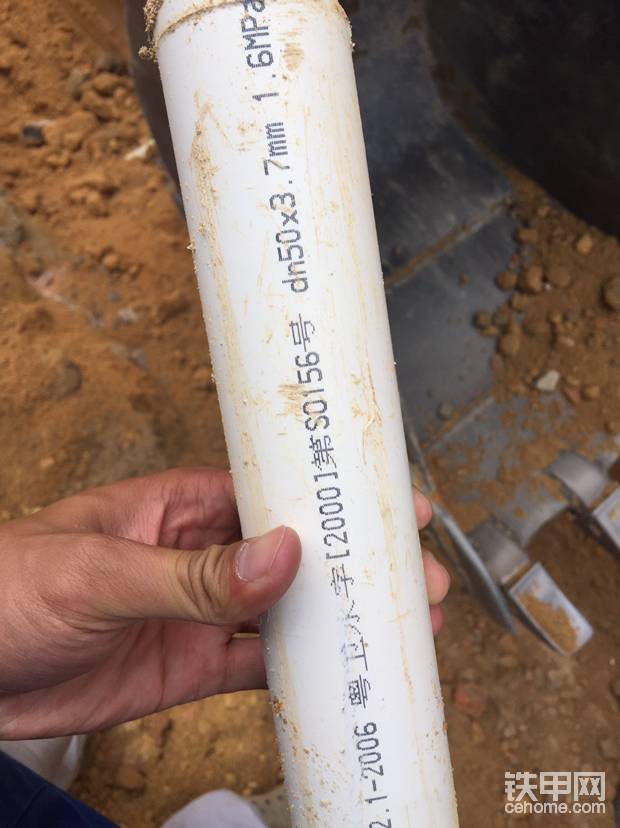 順便把水管挖爆了！