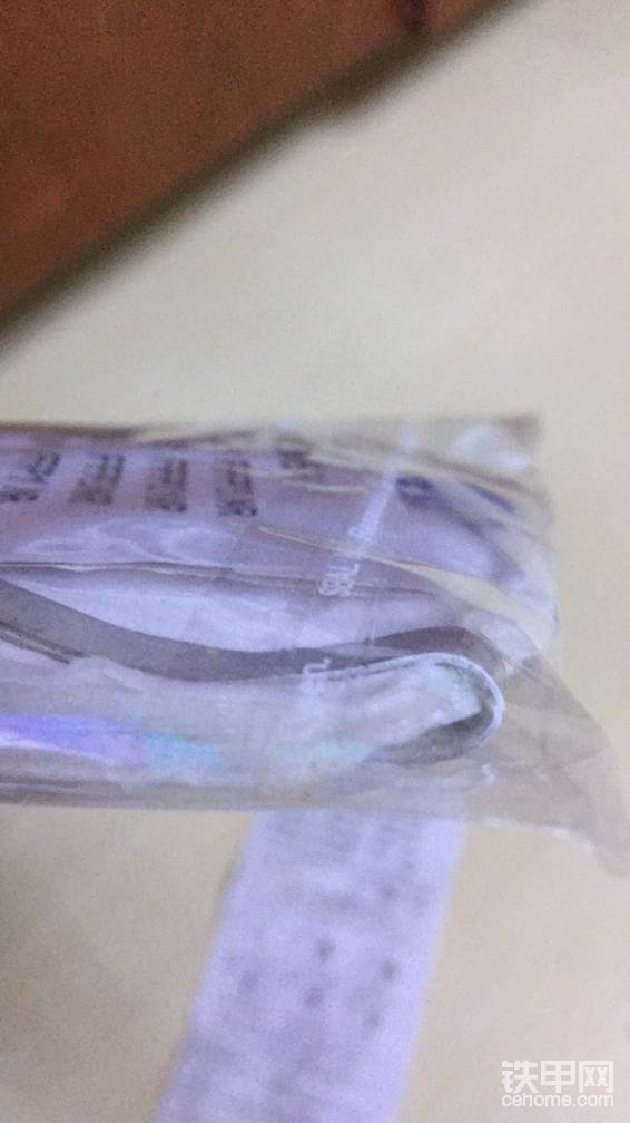 還有就是口罩上面的壓緊金屬條
很粗很大比較長
而假貨往往因為生產(chǎn)成本等原因
從而使用劣質(zhì)金屬