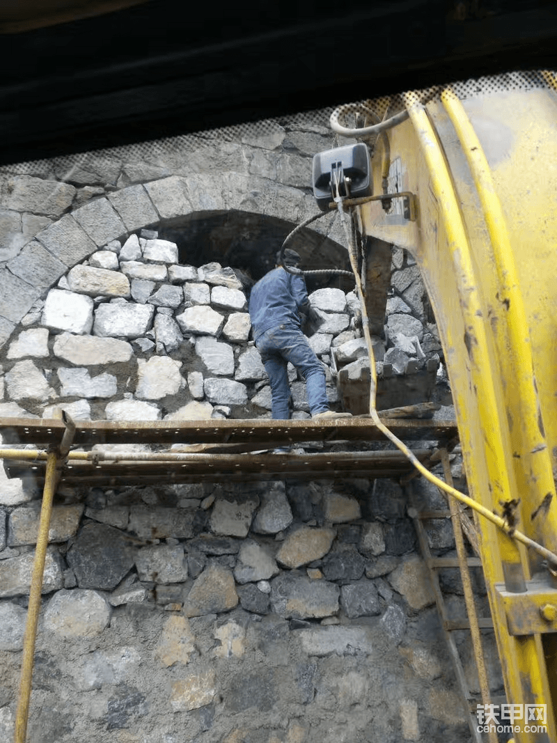 铲车没回来，挖机上石头。有两个桥洞，这是第一个快完成了，里面回填了好多石头。