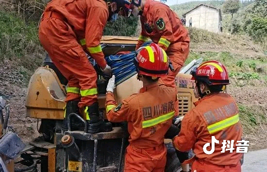 剛開工就發(fā)生側(cè)翻事故，挖機(jī)駕駛員慘遭不幸遇難