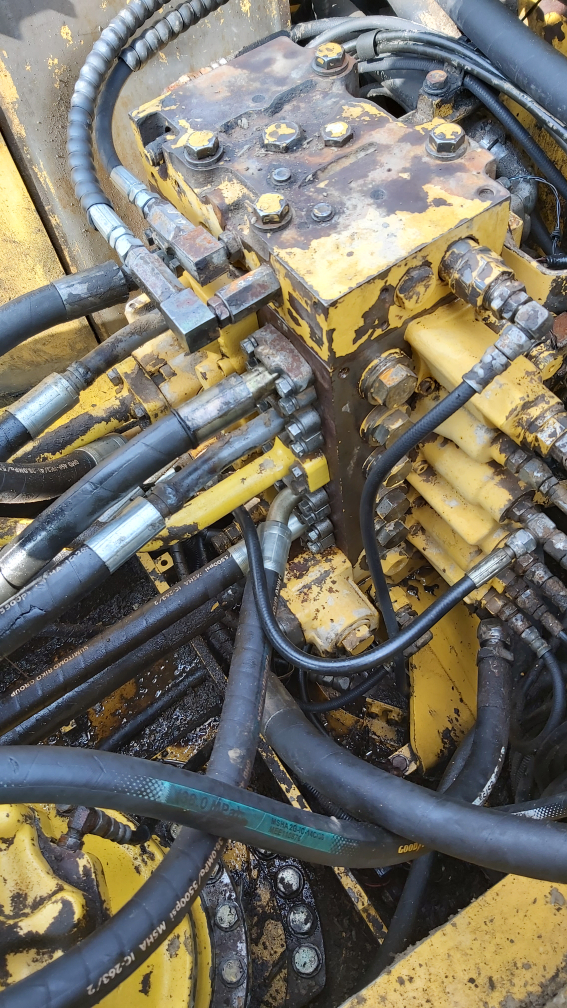 小松240-8更换主阀修理包作业