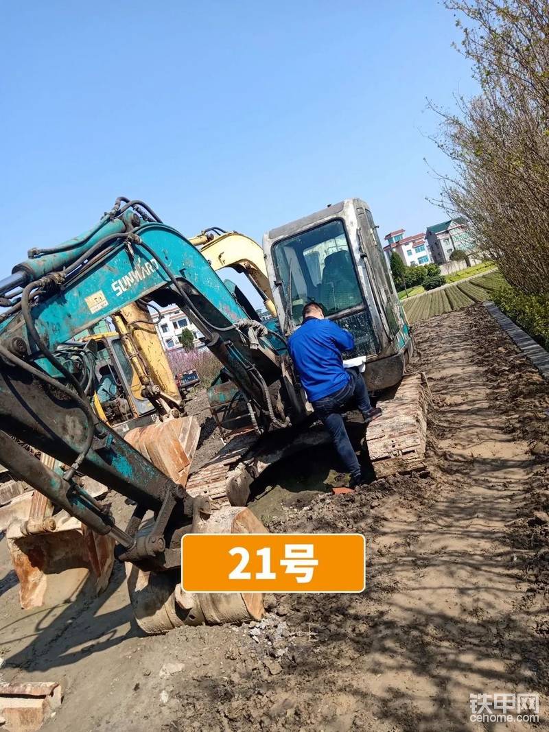 挖掘機(jī)實(shí)拍 圖

22臺(tái)  山河智能二手機(jī)
拍前直播看車，360°了解車況
高性價(jià)比，助力開(kāi)工大賺
直播時(shí)間：3月21日下午  3點(diǎn)（周六）
競(jìng)拍時(shí)間：3月22日上午10點(diǎn)（周日）
安心甄選，足不出戶