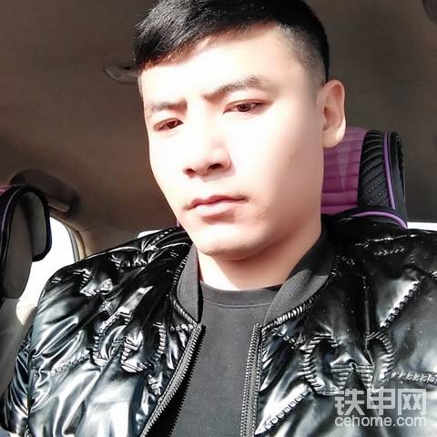 开小型挖掘机和铲车