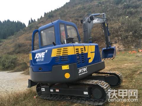 全新挖機(jī)，剛下板車(chē)，當(dāng)時(shí)內(nèi)心慌得一筆，實(shí)則故作穩(wěn)如老狗，官方給的數(shù)據(jù)是整車(chē)6300kg