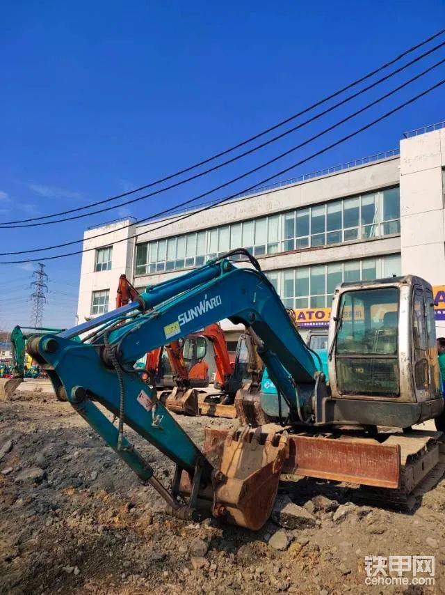 挖掘機(jī)實(shí)拍 圖
