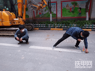 龍工挖機(jī)行走跑偏出了質(zhì)量問題，16次沒整好