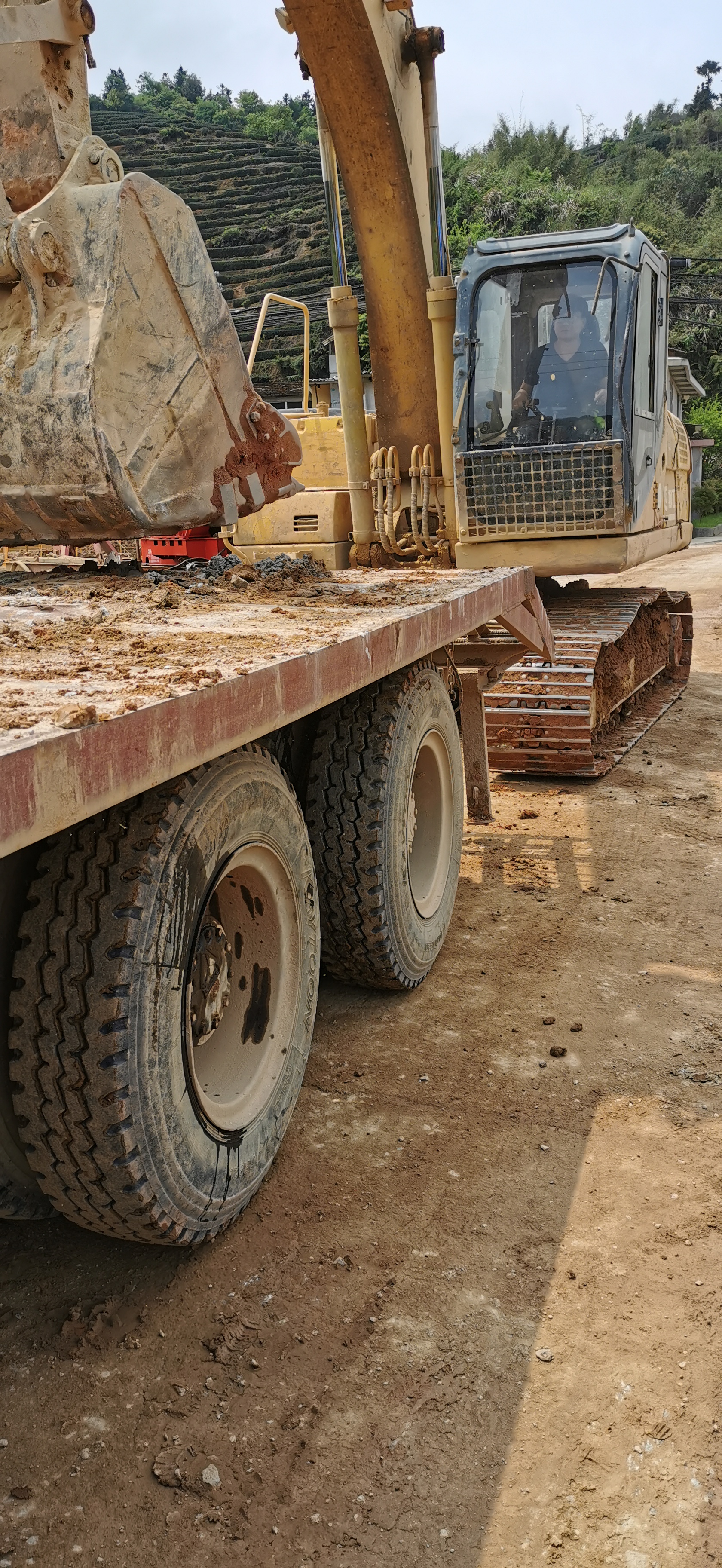 平板拖车可以拉250挖掘机勾机