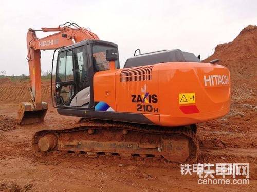 日立210-5A省油，速度比較快，力氣小了點，洋馬發(fā)動機也燒機油。駕駛室簡單清晰，座椅舒適。斗容再大點就好了。