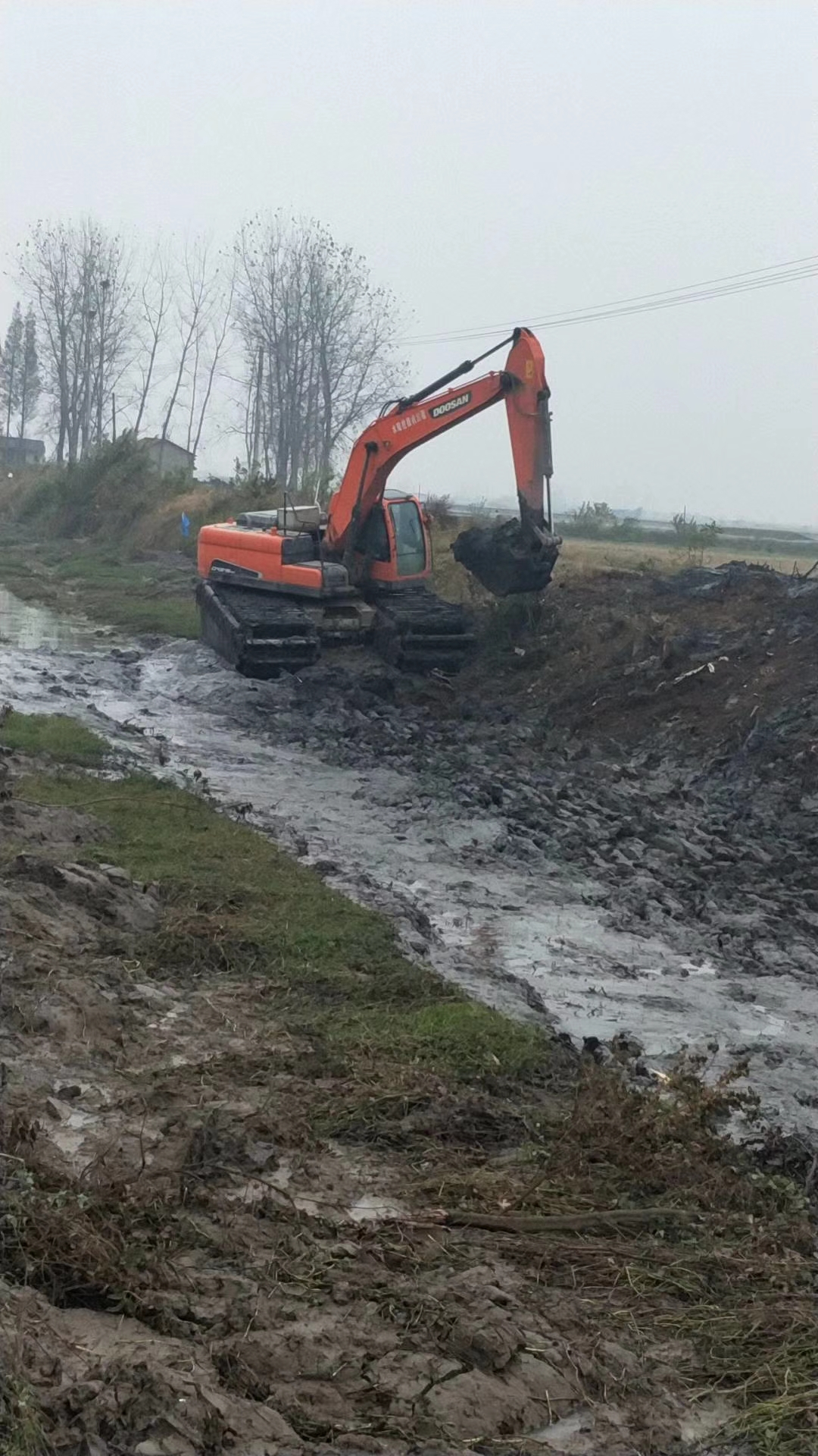 能在河道里正常施工的挖掘机河道清淤挖掘机