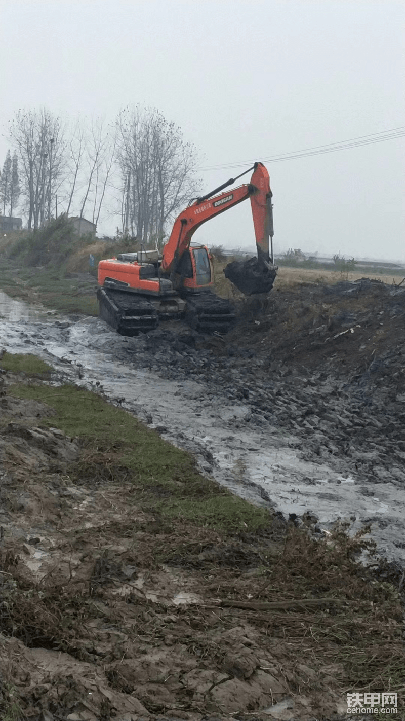 能在河道里正常施工的挖掘机河道清淤挖掘机-帖子图片