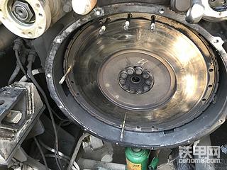 更換徐工300噸吊車ZF自動(dòng)變速箱離合器