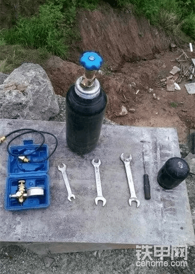 氮气瓶，氮气表，17－19－24螺丝刀，也叫扳手
工具因炮头而异的