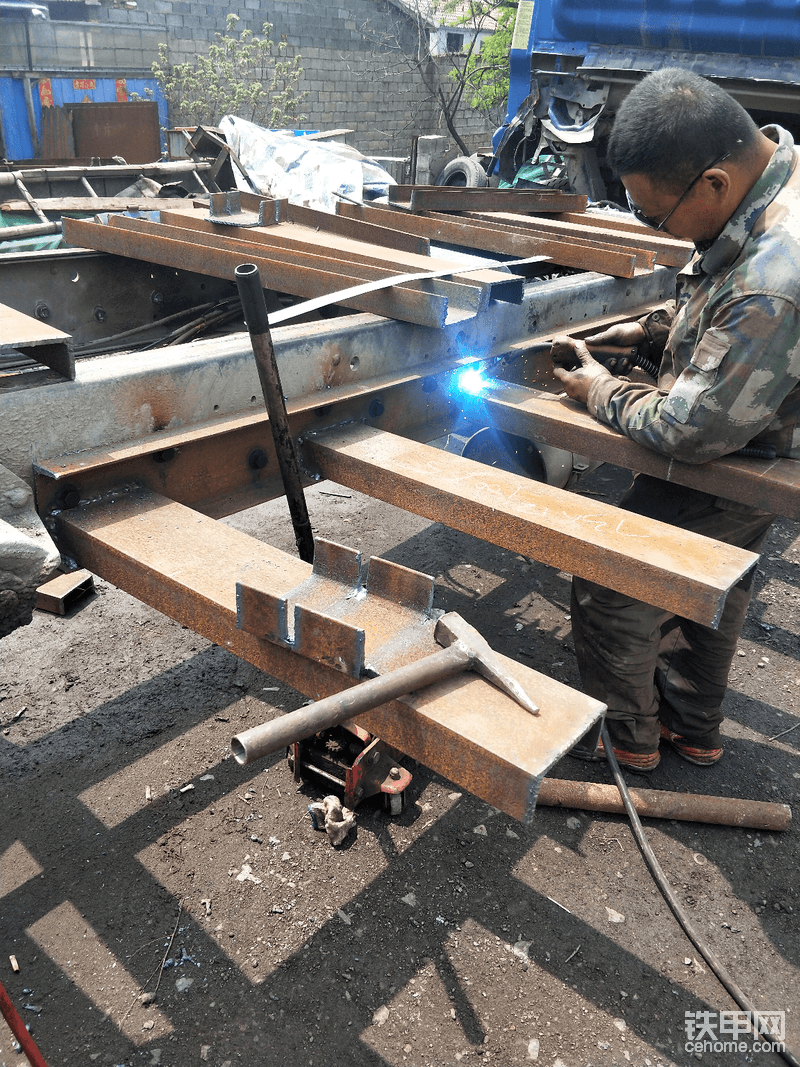 接下來(lái)想做多寬的板讓電焊鋪下好料后量好間距焊上，槽鋼立起來(lái)放的話有勁，我的是平鋪的，為的就是底一點(diǎn)！