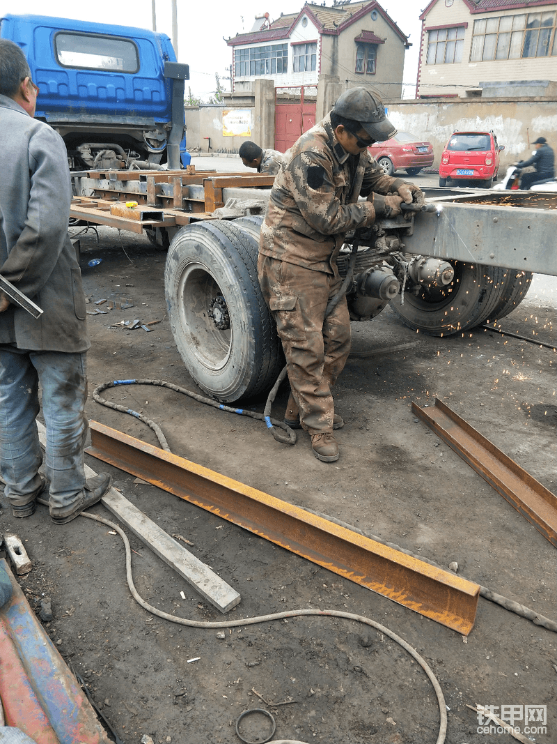 接下來(lái)就是搞后面了，建議折彎的角度40度左右，焊好尾部的第一根爬梯離地面50公分左右最佳！尾部第一根建議立起來(lái)放！